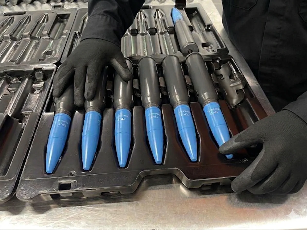 Munitions de moyen calibre 30 mm en caisse de production